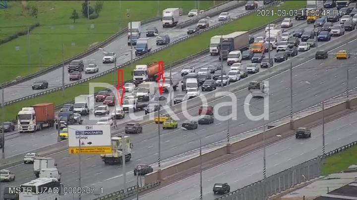 Два легковых автомобиля столкнулись на 41-м километре МКАД перед развязкой с Калужским шоссе