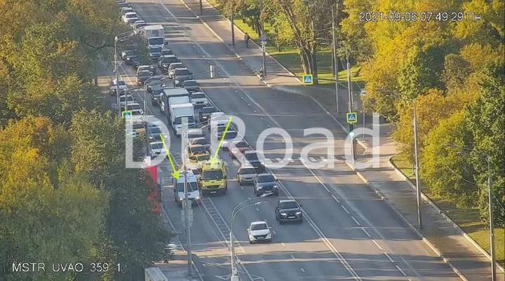 Автомобиль сбил пешехода на Люблинской улице в Москве