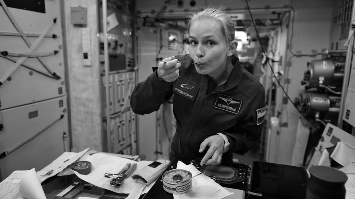Будет тесно, но вкусно: как актеры и космонавты готовятся к съемкам на МКС фильма «Вызов»