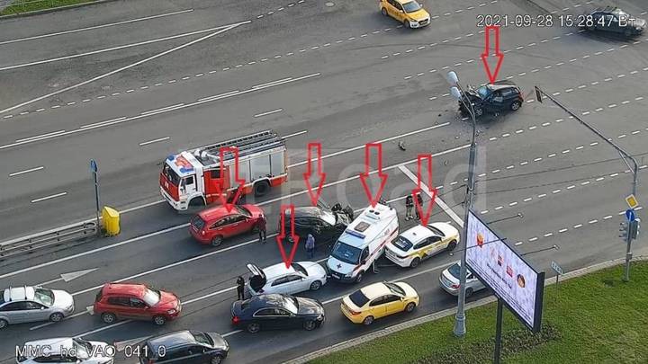 Пять автомобилей и скорая помощь столкнулись на Щелковском шоссе в столице