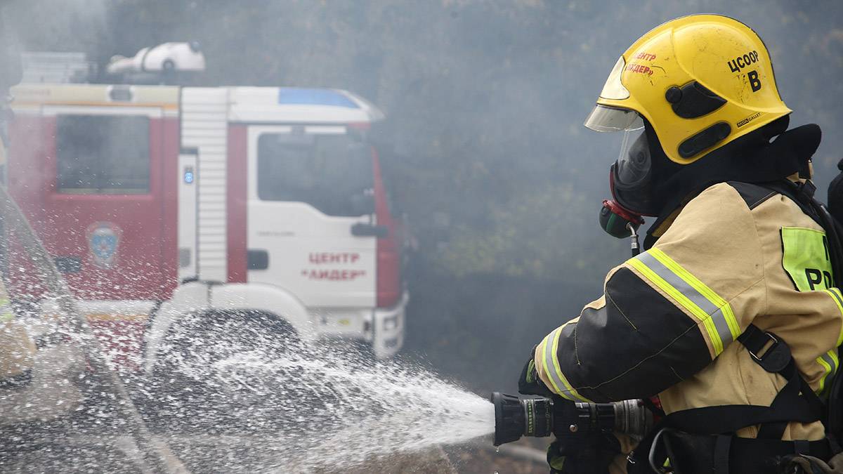 Пожарные локализовали возгорание в жилом доме Санкт-Петербурга