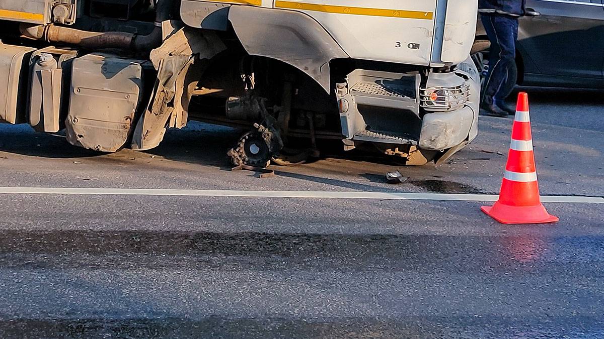 Грузовой автомобиль и трактор столкнулись на Калужском шоссе 