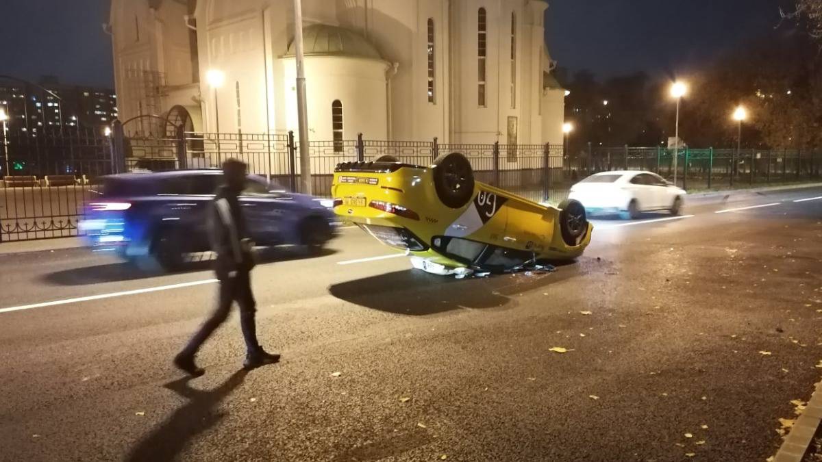Такси перевернулось после аварии на Окской улице в столице 
