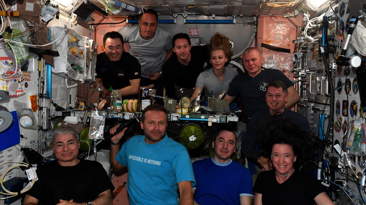 Космонавты устроили совместный ужин с Шипенко и Пересильд на МКС