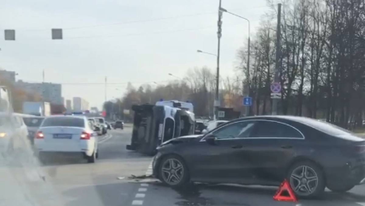 Машина скорой помощи перевернулась в результате ДТП на юго-западе Москвы