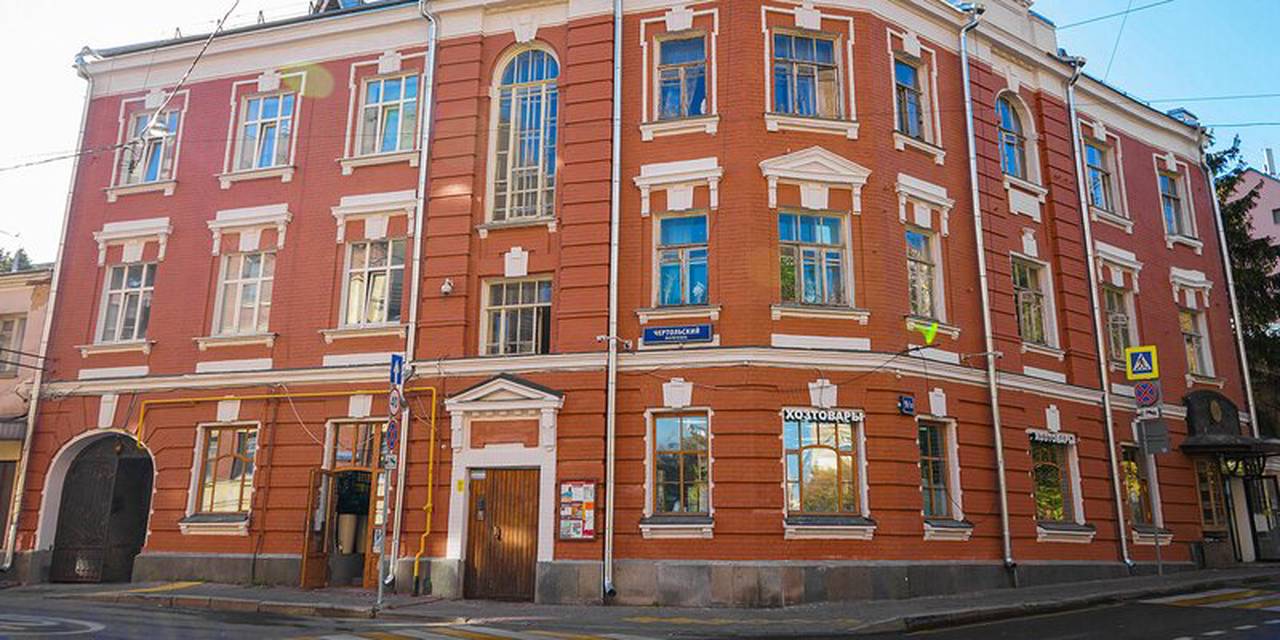 Фасаду дореволюционного дома в районе Хамовники вернули исторический цвет. Фото: сайт мэра Москвы