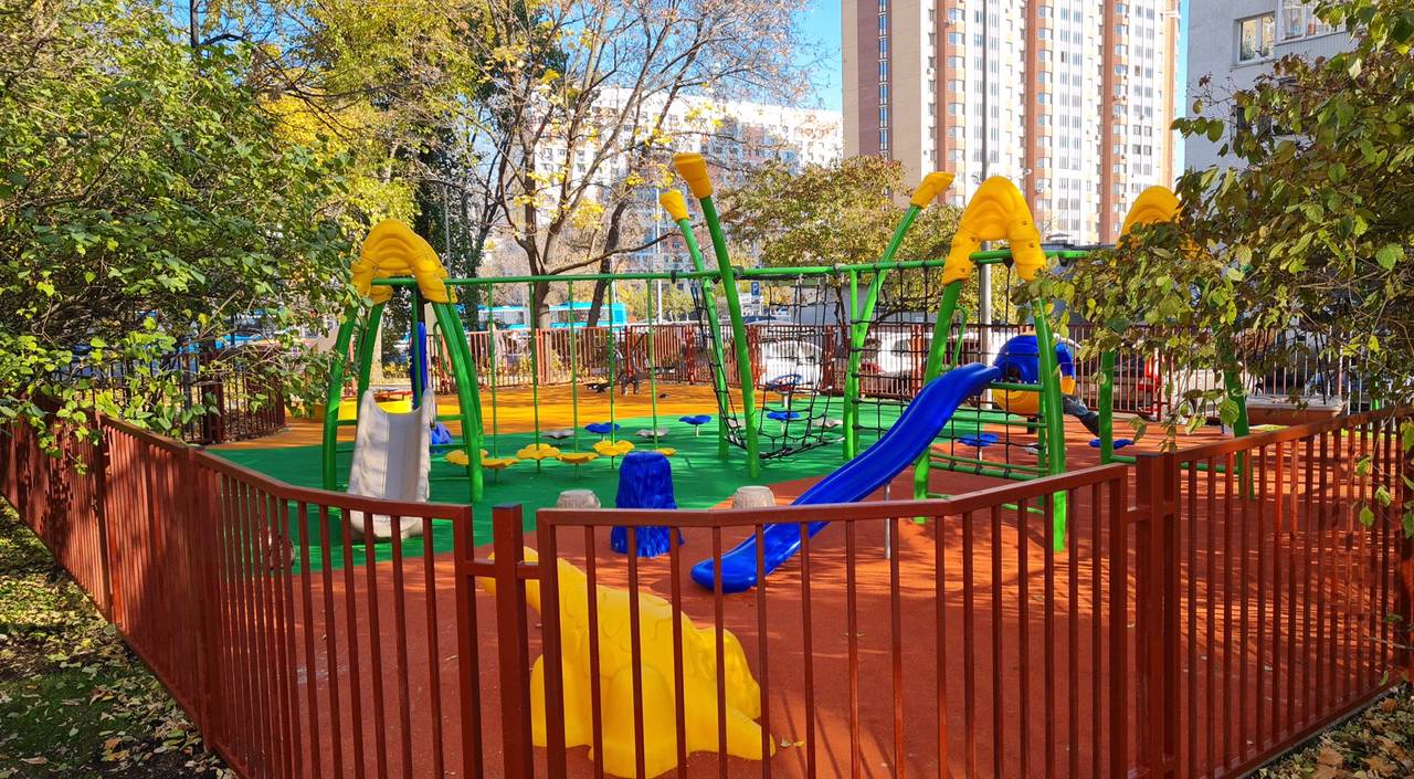 Новые детские и спортивные площадки установили в Таганском районе. Фото предоставили в Префектуре ЦАО