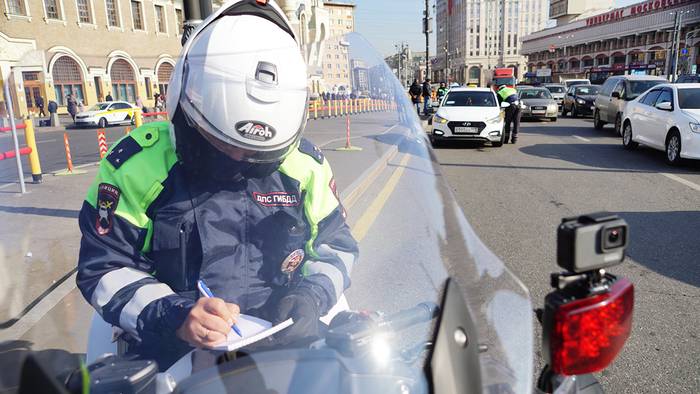 Более 100 водителей задержали в Москве за дачу взятки инспекторам ДПС с начала года