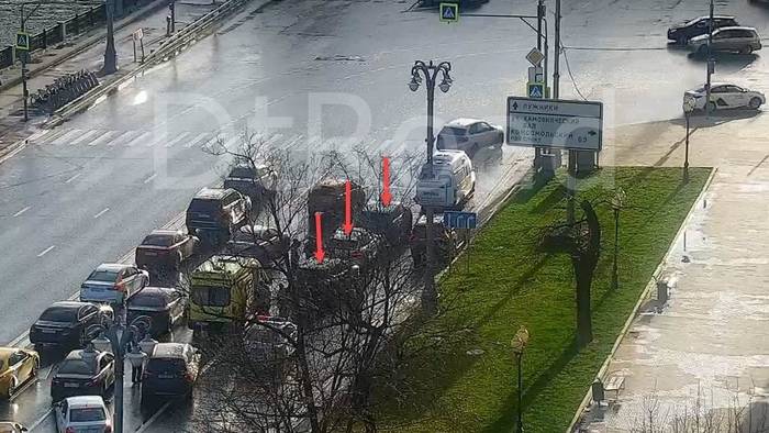 Три автомобиля столкнулись на Фрунзенской набережной в Москве