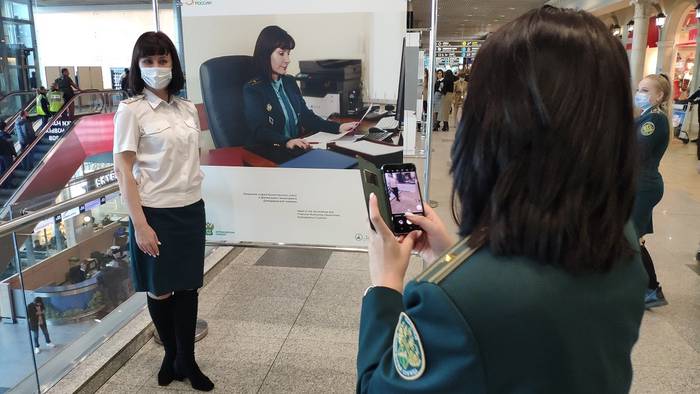 Фотовыставка в честь 30-летия ФТС открылась в аэропорту Домодедово