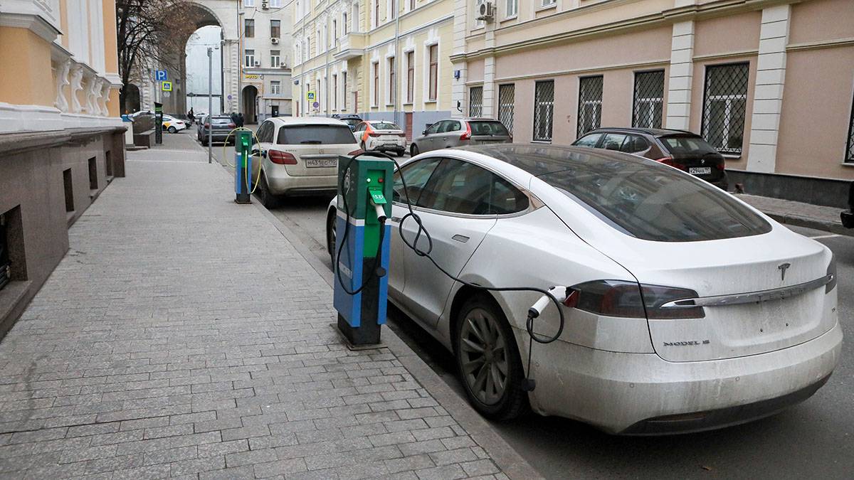 Более 40 зарядных станций нового формата для электромобилей работает в Москве