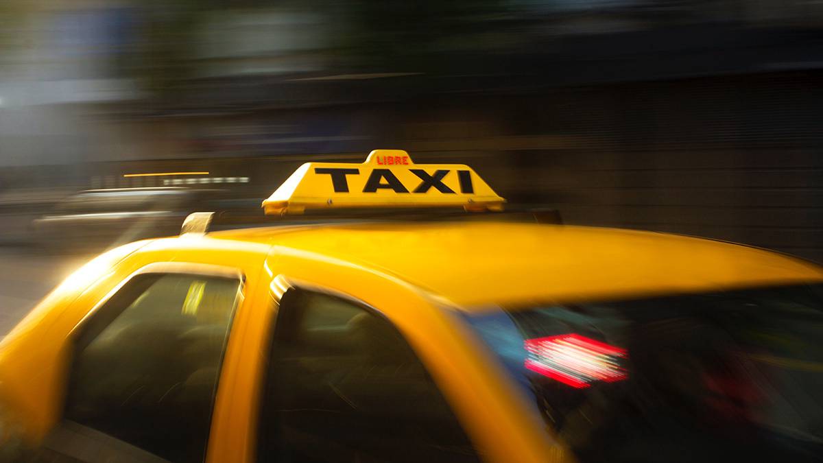 Ставят на счетчик: регулировать таксомоторные перевозки сложно, но реально