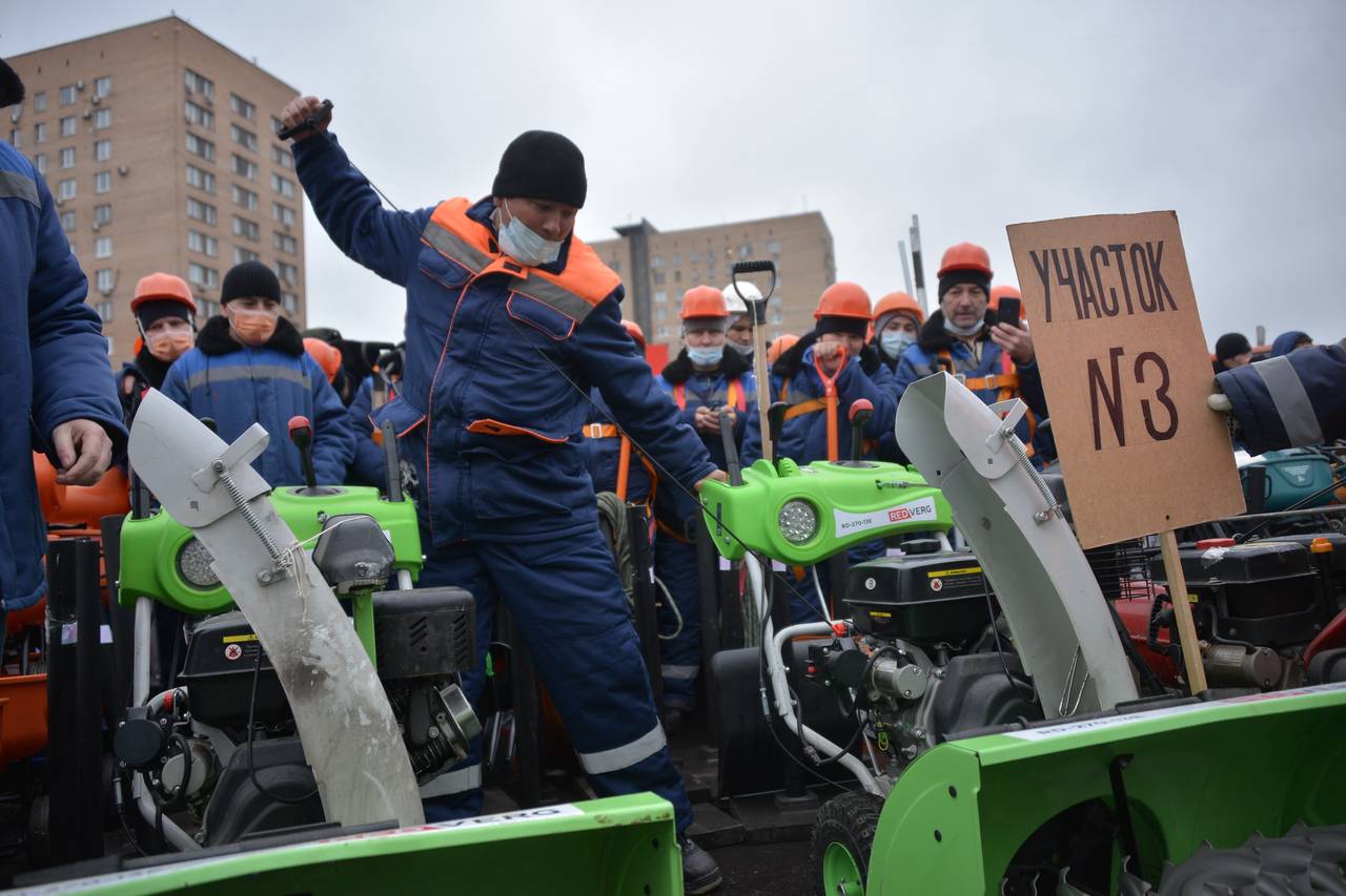 Рабочие и коммунальная техника Центрального административного округа перешли на зимний режим работы. Фото: Анна Малакмадзе, «Вечерняя Москва»