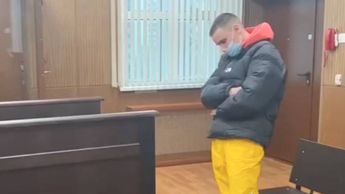 Суд назначил 15 суток ареста блогеру, который пробежался по машине ДПС с дымовой шашкой в Москве