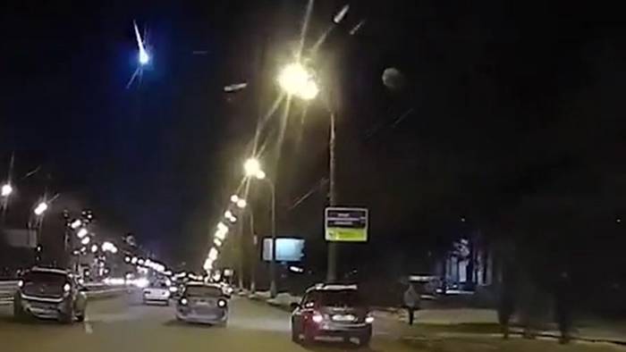 Россияне сняли на видео падение светящегося космического объекта