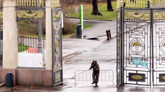 Столичные парки временно закрыли из-за штормового предупреждения