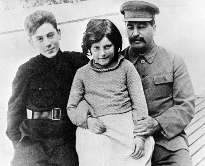 Семейные тайны потомков Сталина: действительно ли правнука великого вождя оставили без квартиры