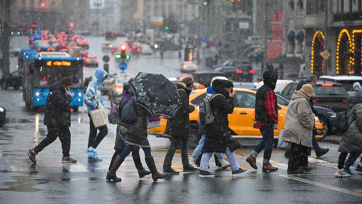 Москвичам посоветовали пользоваться городским транспортом из-за снега