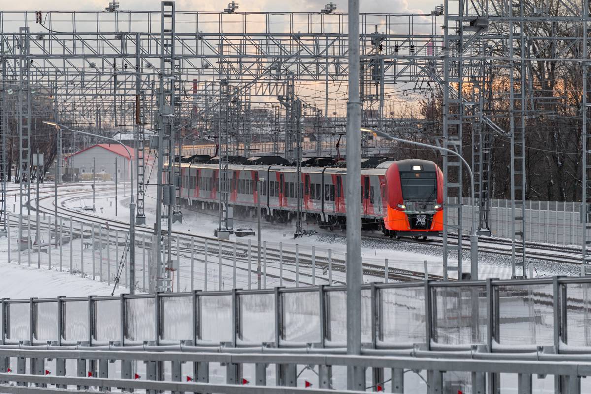 Автомобиль столкнулся с поездом на Ярославском направлении МЖД