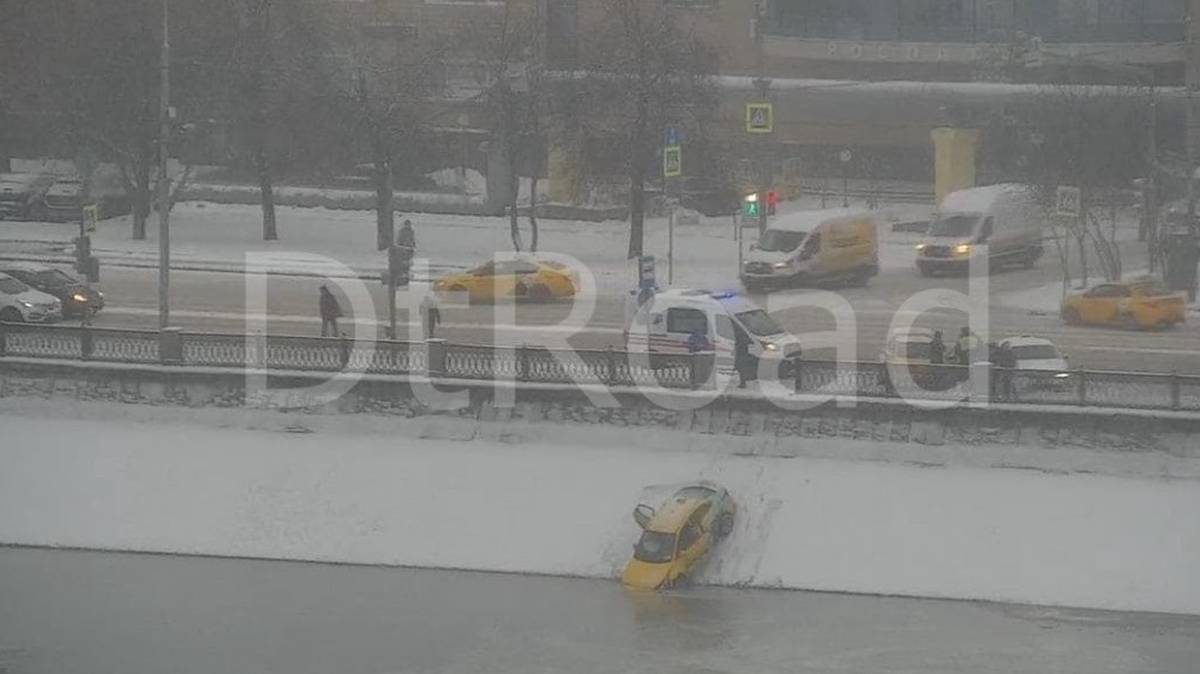 Автомобиль такси упал в Москву-реку после ДТП на Бережковской набережной