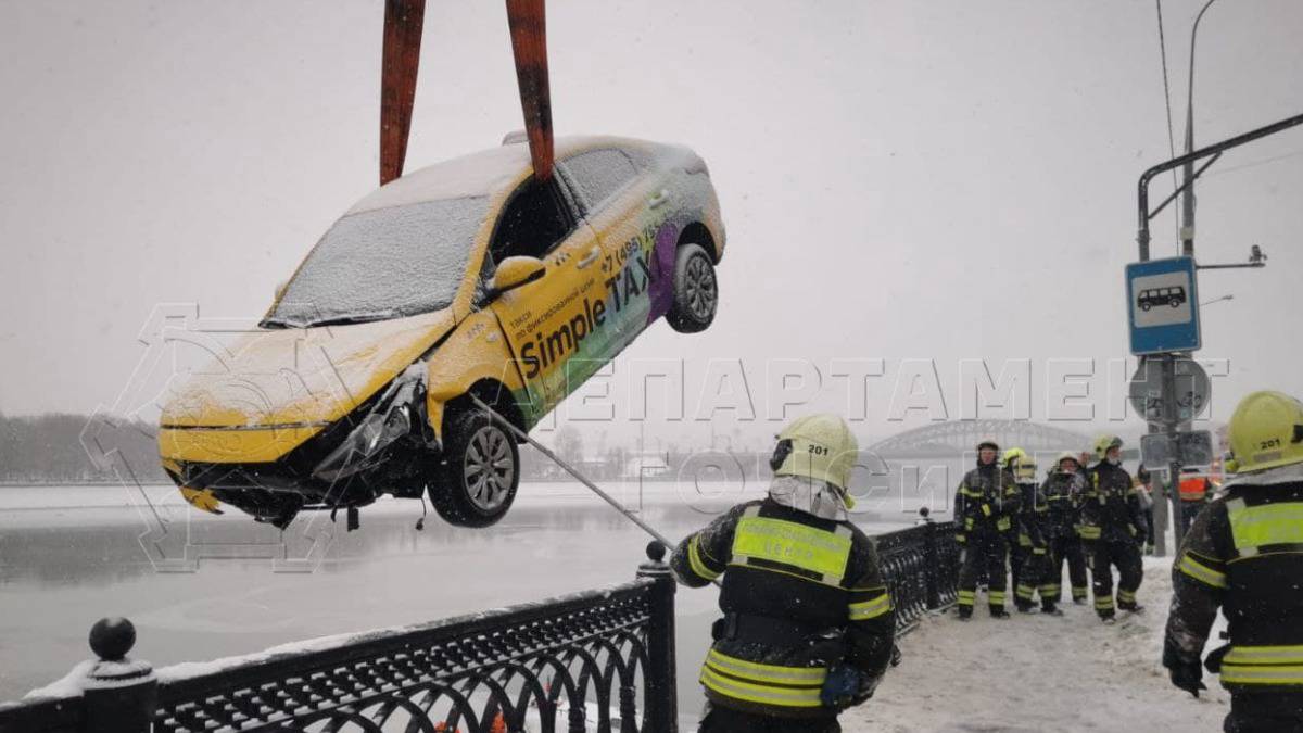 Спасатели вытащили автомобиль, который упал в Москву-реку. Видео