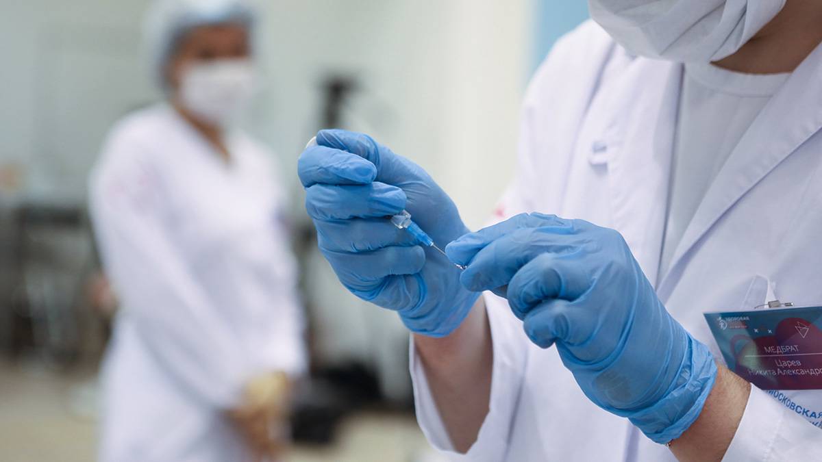 Привитый тремя дозами вакцины мужчина умер от «омикрона» в Бразилии
