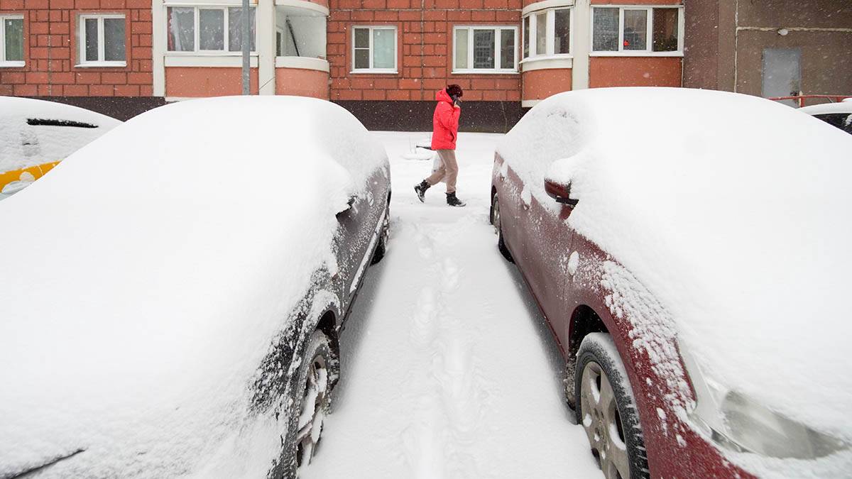 Названы самые опасные места для парковки машин зимой