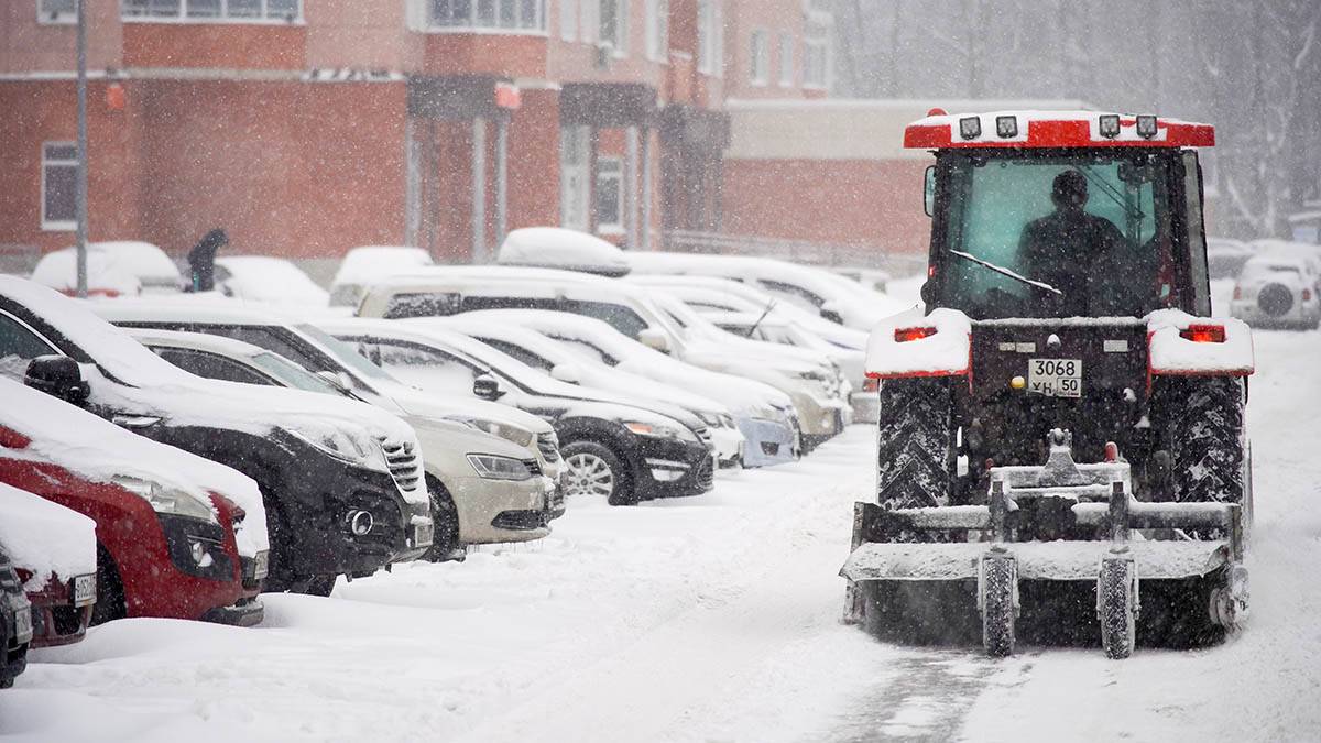 Коммунальщики продолжают уборку и вывоз снега в столице
