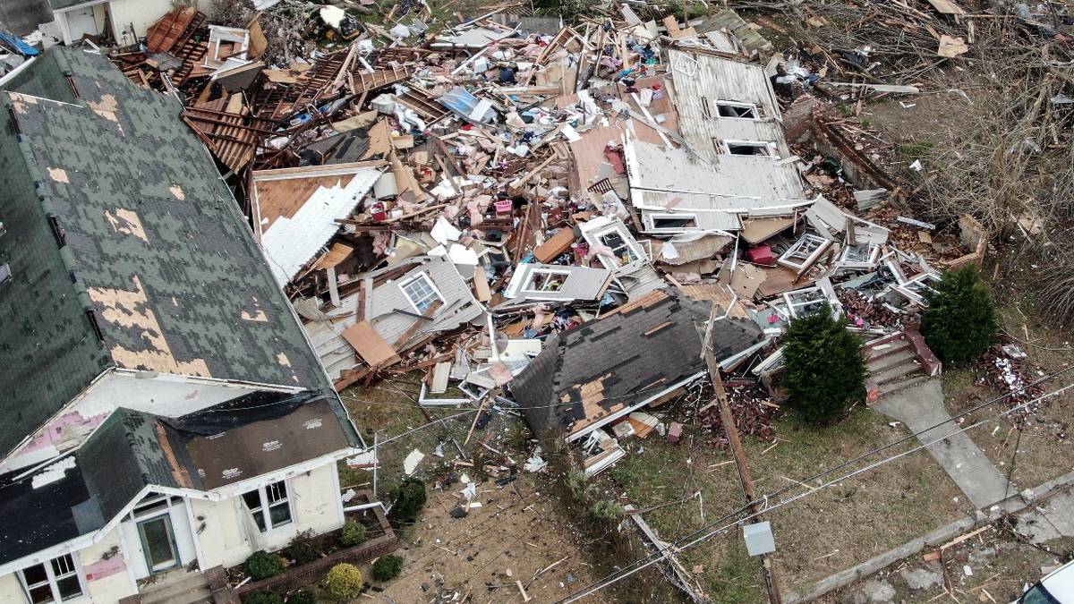 Опубликовано видео последствий разрушительного торнадо в городе Мейфилд в штате Кентукки
