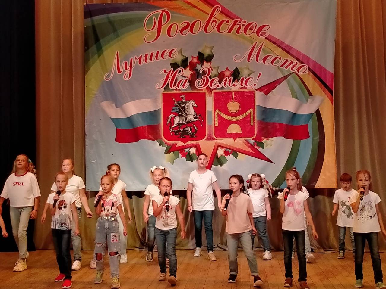 Средняя группа воспитанников «Родничка», ребята возраста 7-12 лет, исполнила песню под названием «До.Ре.Ми.». Фото предоставили сотрудники администрации