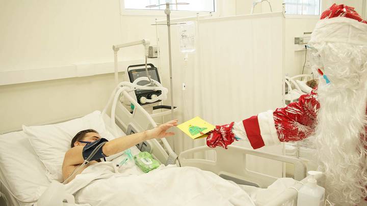 Дед Мороз разносит письма детей в коронавирусном госпитале / Фото: Екатерина Алексеева / Вечерняя Москва