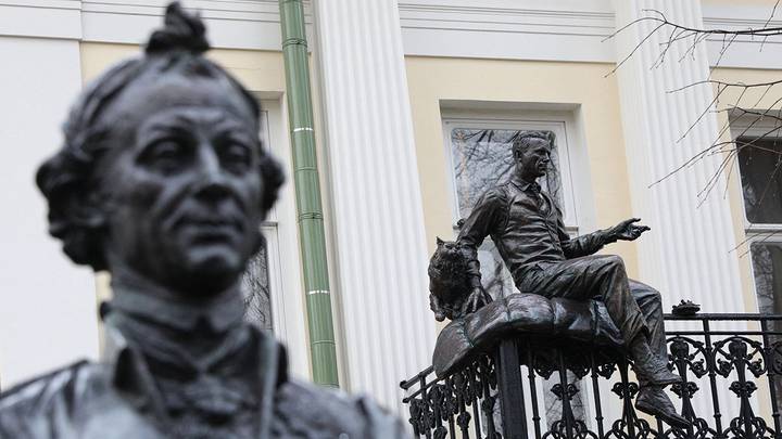 Скульптуры писателей Николая Гоголя и Михаила Булгакова на территории усадьбы Васильчиковых / Фото: Кирилл Зыков / АГН Москва Скульптуры писателей Николая Гоголя и Михаила Булгакова на территории усадьбы Васильчиковых / Фото: Кирилл Зыков / АГН Москва