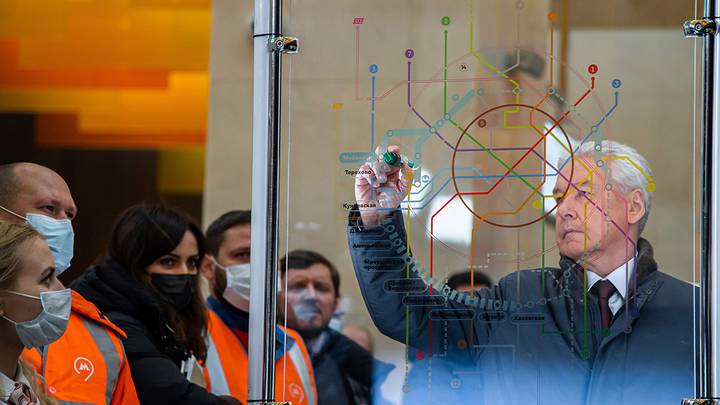 Сергей Собянин на церемонии открытия 10 новых станций Большой кольцевой линии / Фото: Пресс-служба мэра и правительства Москвы / Максим Мишин Сергей Собянин на церемонии открытия 10 новых станций Большой кольцевой линии / Фото: Пресс-служба мэра и правительства Москвы / Максим Мишин