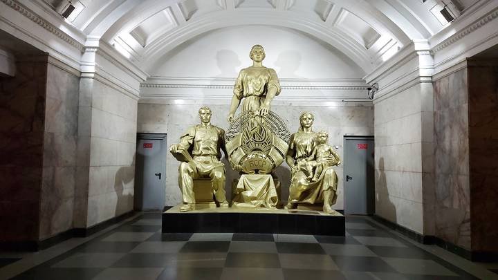 Скульптура «Советская Белоруссия» на станции «Белорусская» / Фото: Мобильный репортер / АГН Москва Скульптура «Советская Белоруссия» на станции «Белорусская» / Фото: Мобильный репортер / АГН Москва