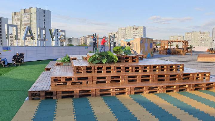 Общественное пространство на крыше центра «Будапешт» / Фото: Мобильный репортер / АГН Москва