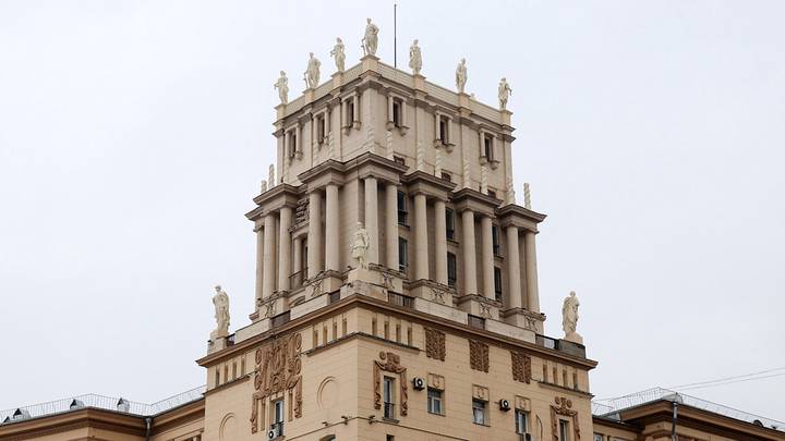 Завершение реставрации скульптур на башенках жилых домов на площади Гагарина / Фото: Мобильный репортер / АГН Москва