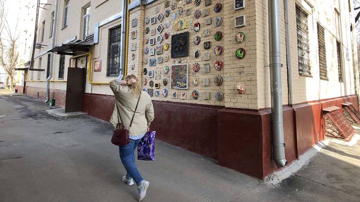 Украшение арки жилого дома работой «Руки помощи», посвященной борьбе с пандемией коронавируса / Фото: Мобильный репортер / АГН Москва Украшение арки жилого дома работой «Руки помощи», посвященной борьбе с пандемией коронавируса / Фото: Мобильный репортер / АГН Москва