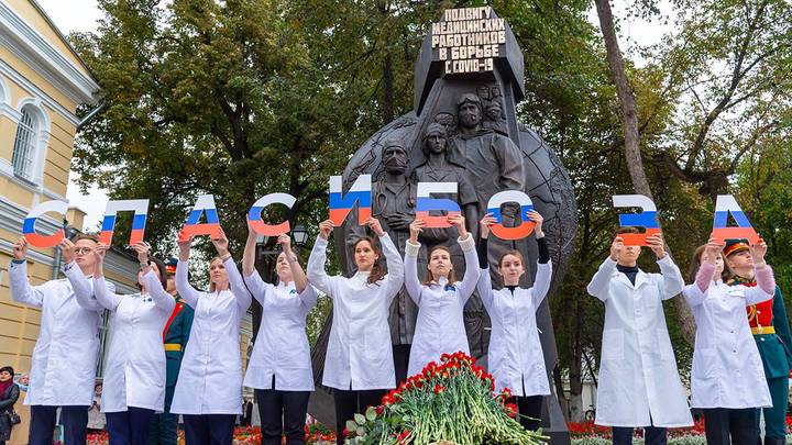 Памятник «Подвигу медицинских работников в борьбе с COVID-19», на территории университета имени Сеченова / Фото: Пресс-служба мэра и правительства Москвы / Владимир Новиков Памятник «Подвигу медицинских работников в борьбе с COVID-19», на территории университета имени Сеченова / Фото: Пресс-служба мэра и правительства Москвы / Владимир Новиков