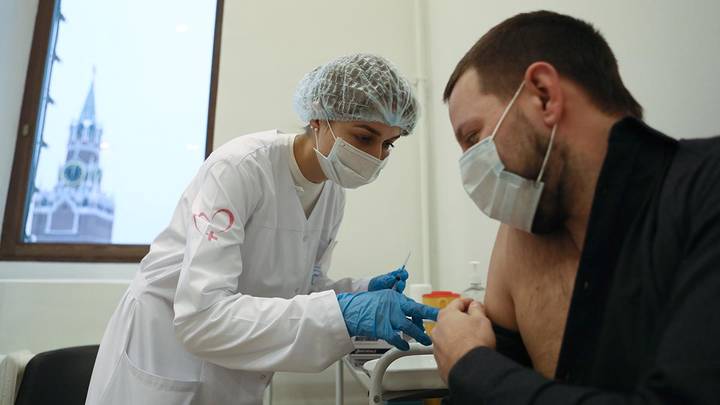Работа центра вакцинации от коронавируса в ГУМе / Фото: Сергей Ведяшкин / АГН Москва