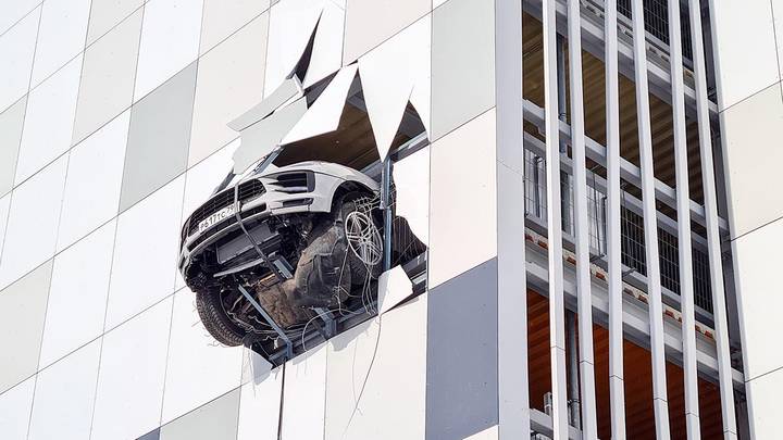 Водитель Porsche пробил стену многоэтажного паркинга на юге Москвы / Фото: Денис Воронин / АГН Москва