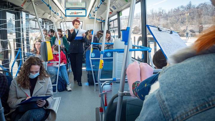 «Тотальный диктант» в низкопольном электробусе КамАЗ-6282 / Фото: Денис Гришкин / АГН Москва
