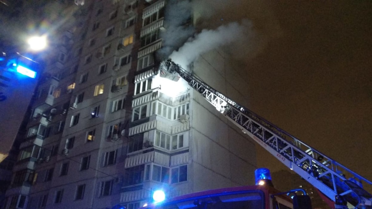Пожарные потушили огонь в квартире жилого дома на улице Коштоянца