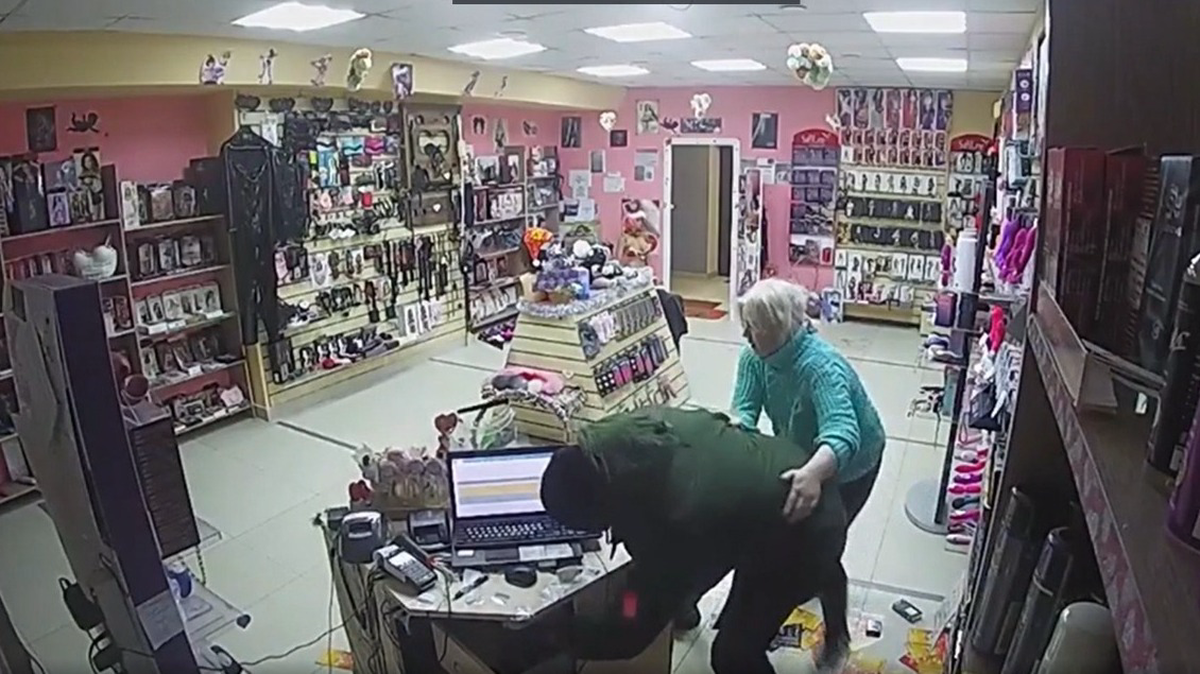 Мужчина с ножом ограбил магазин интимных товаров в Подмосковье