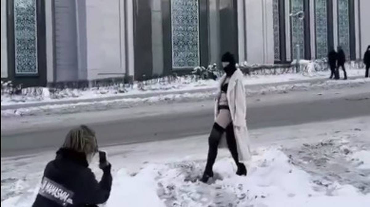 Девушка в балаклаве устроила эротическую фотосессию на фоне Московской соборной мечети
