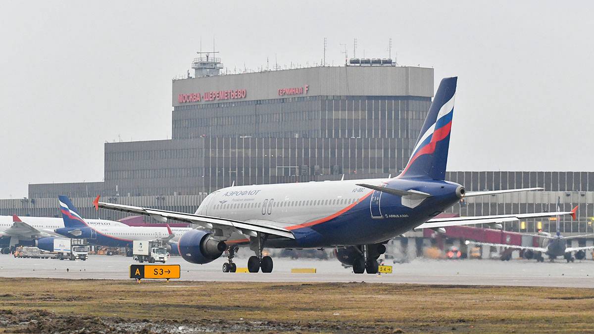 Более 60 рейсов задержали и отменили в аэропортах Москвы