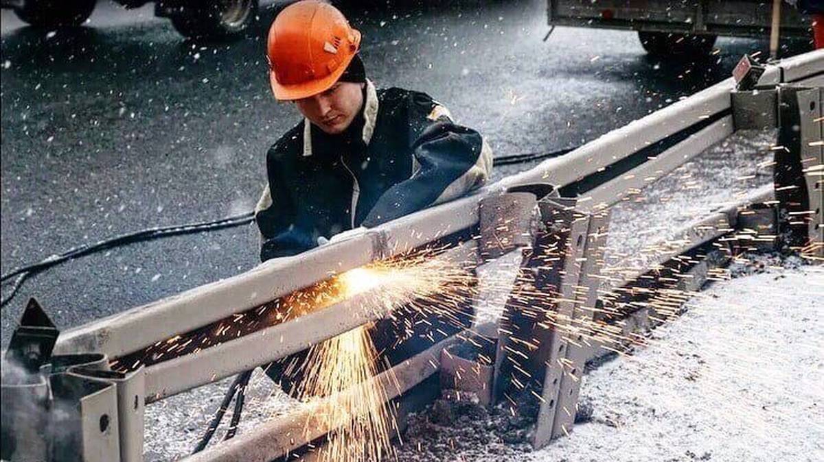 Около 120 километров поврежденных при ДТП барьеров отремонтировали в Москве за год