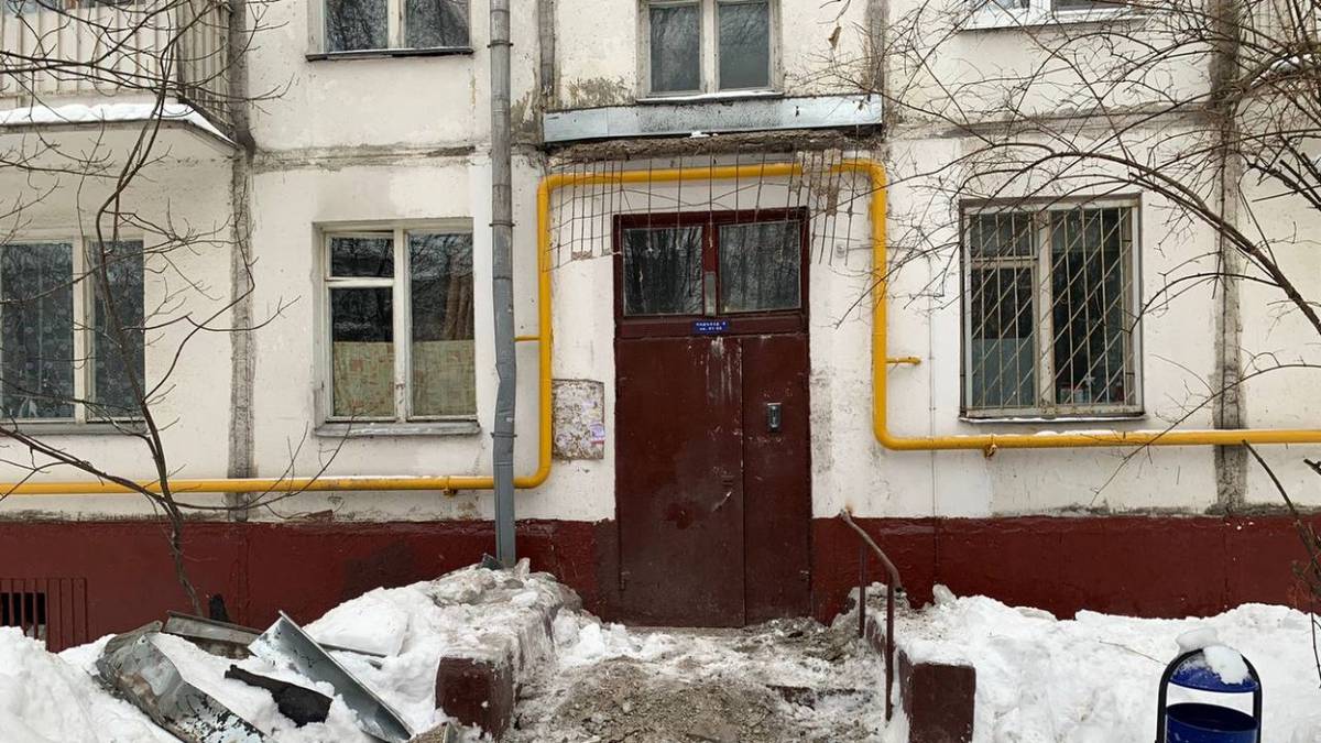 Козырек подъезда обрушился у одного из домов на западе Москвы