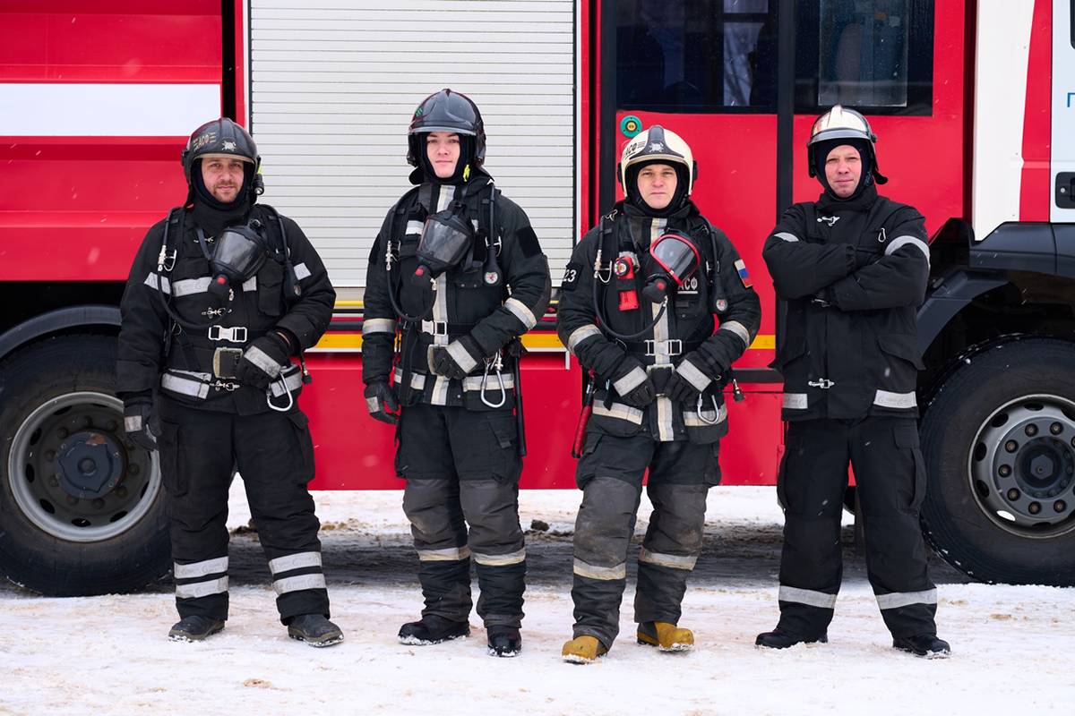 Пожарные Московского НПЗ помогли спасти людей при пожаре в жилом доме