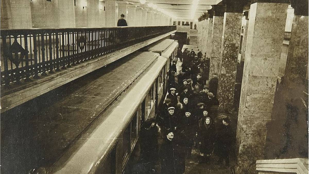 Московское метро в 1935 году. Метро Комсомольская Сокольническая. Станция Комсомольская 1935. Комсомольская (станция метро, Сокольническая линия). Станция Комсомольская 1935 год.