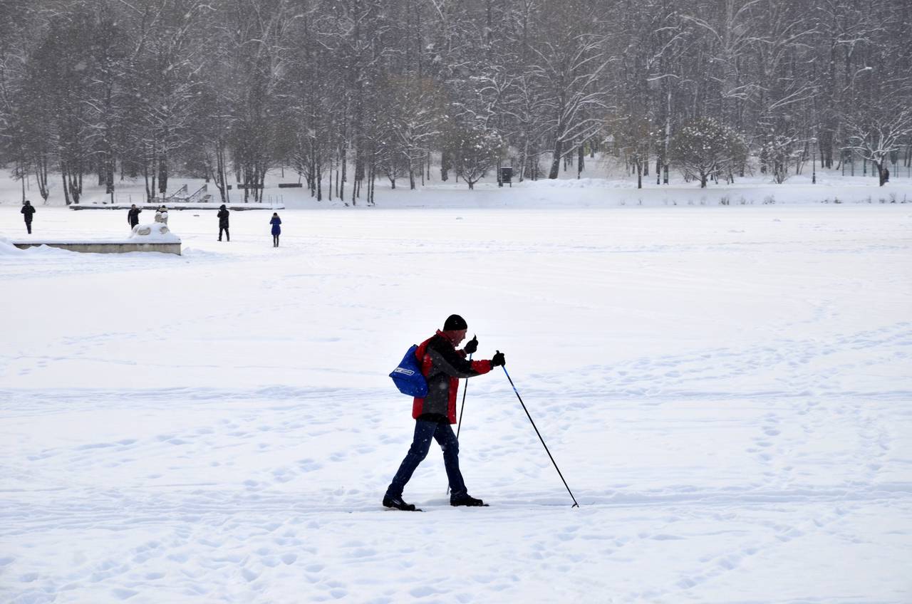 Ребята из Кленовского тренируются на лыжне в поселении. Фото: Анна Быкова